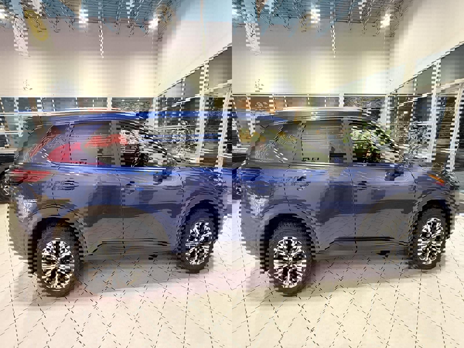 Used 2023 Nissan Rogue SV w/ SV Premium Package image 8