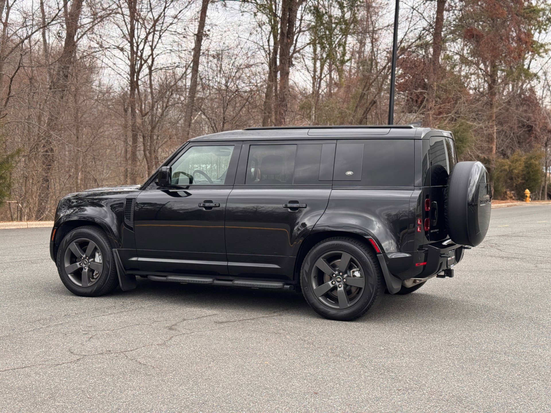 Used 2023 Land Rover Defender 110 X-Dynamic SE AWD/4WD image 7