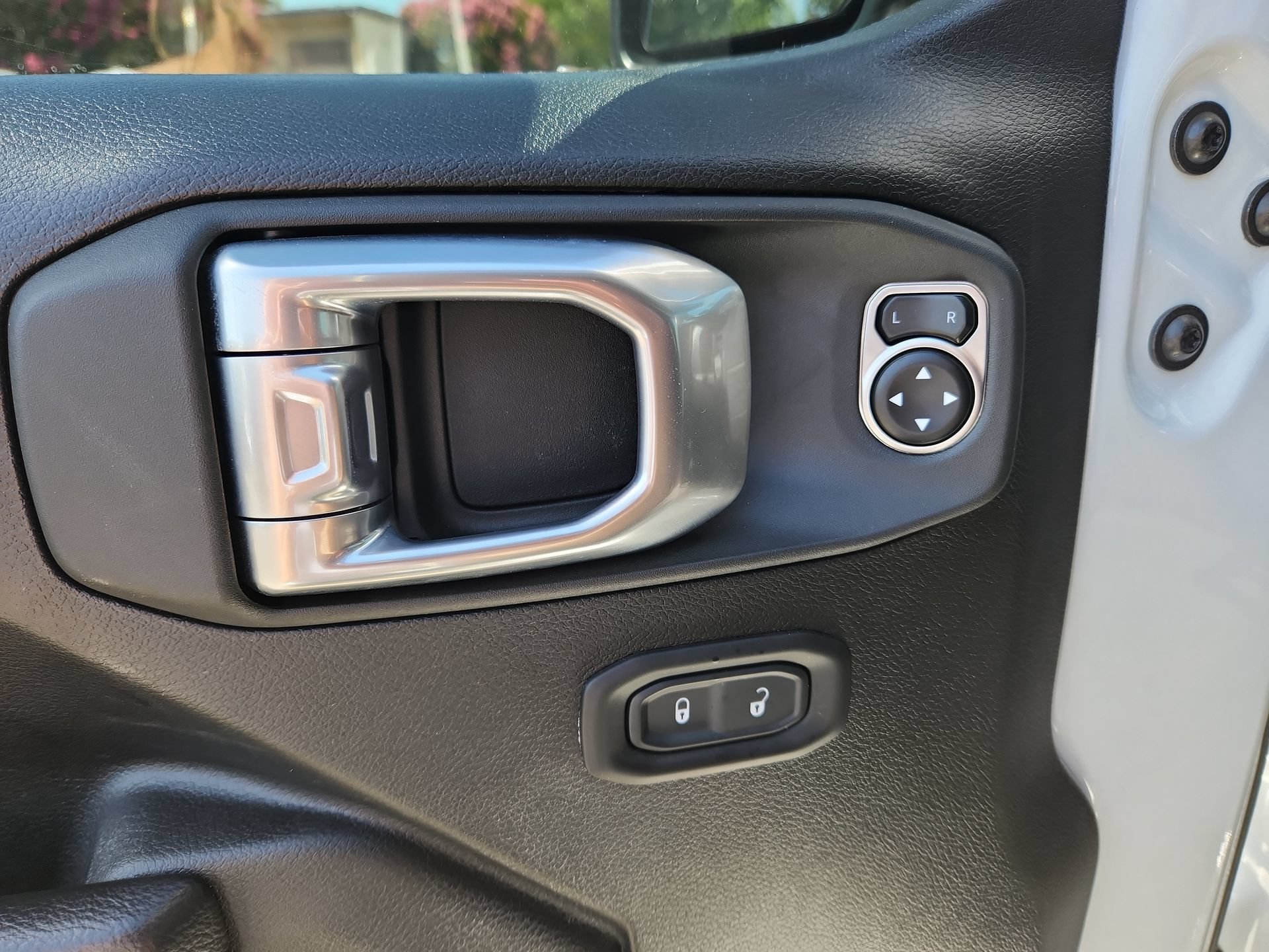 Used 2024 Jeep Gladiator Mojave AWD/4WD image 15