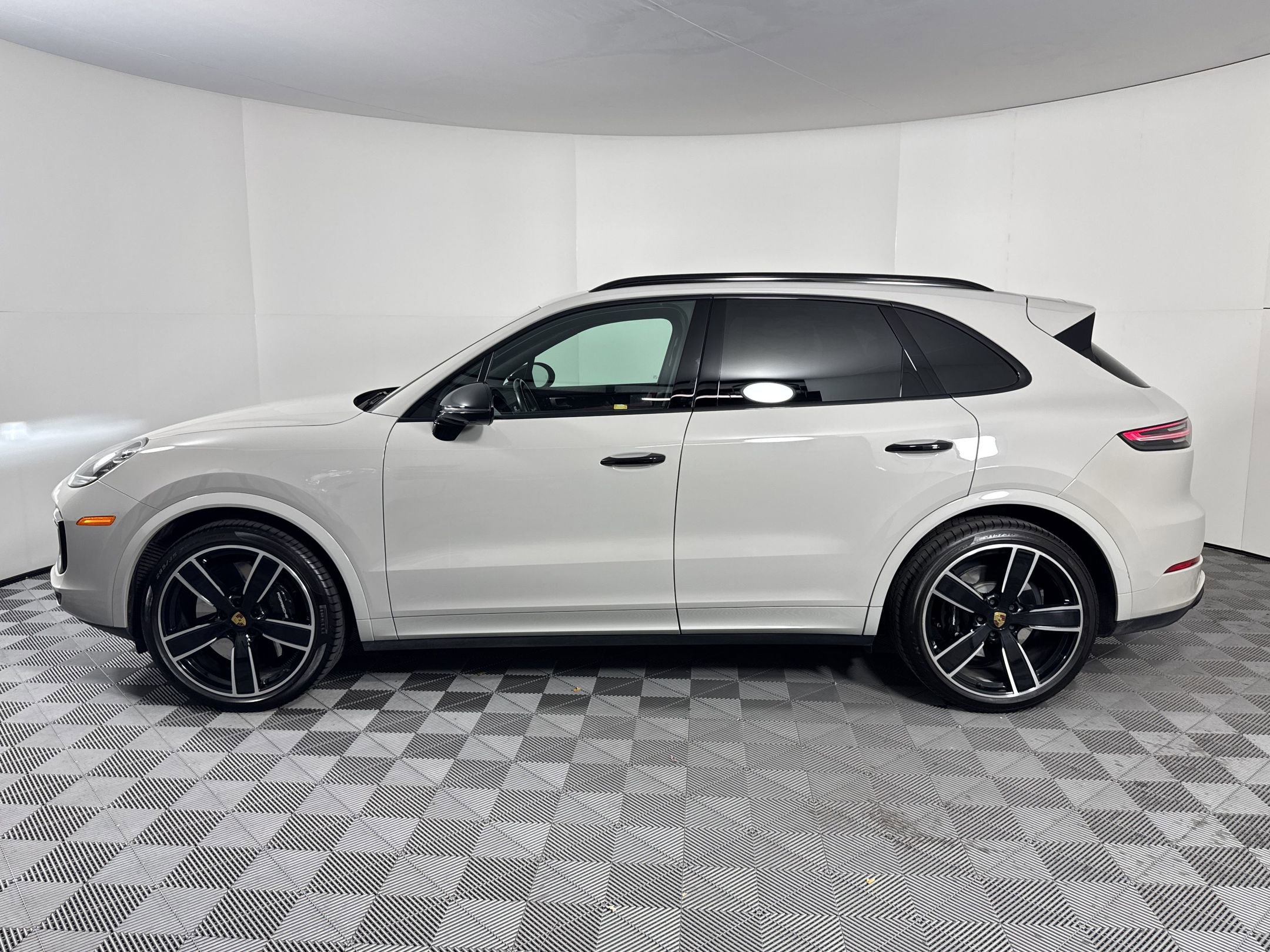 Certified 2022 Porsche Cayenne Turbo image 2