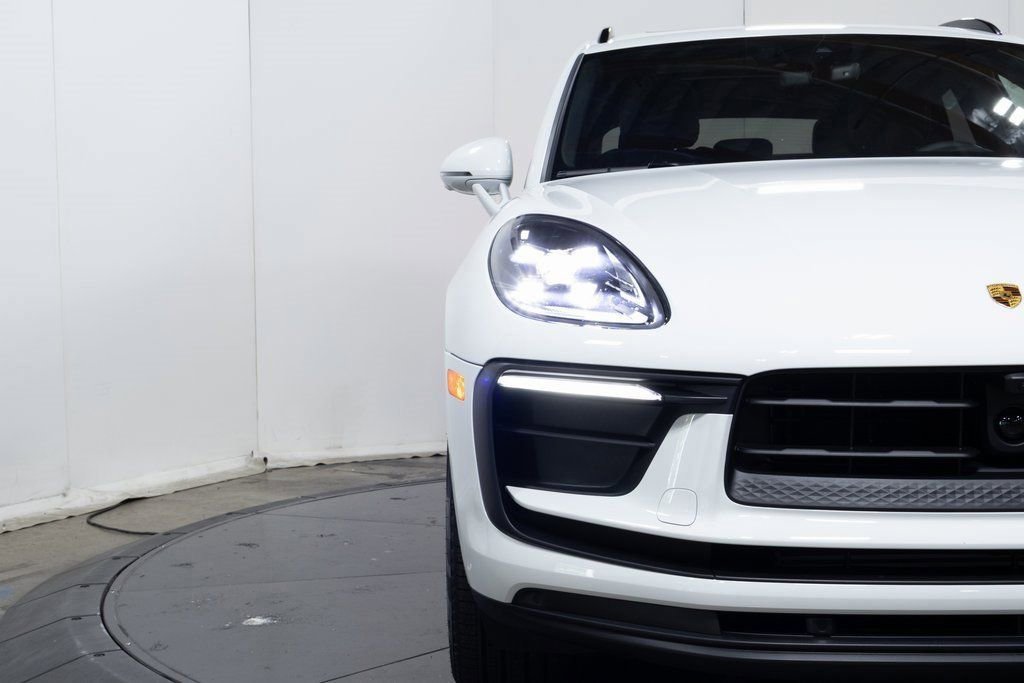 Certified 2025 Porsche Macan image 12