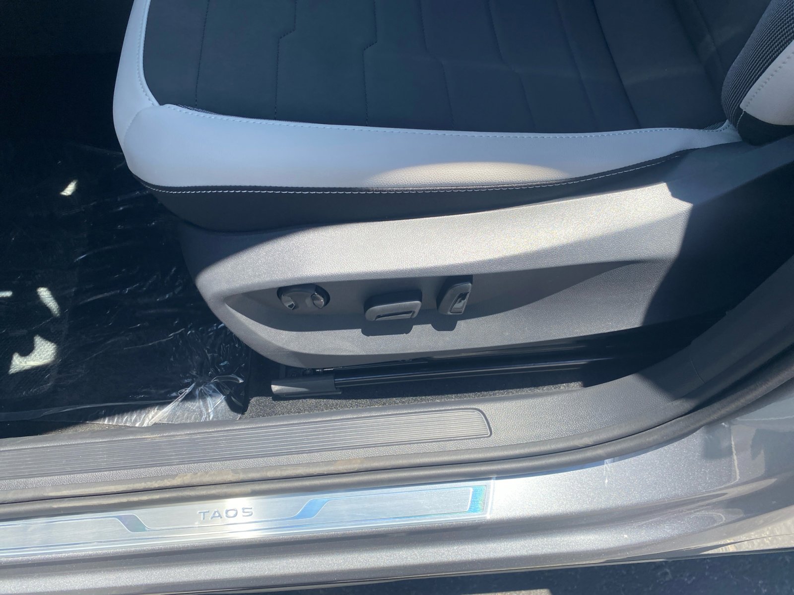 New 2025 Volkswagen Taos SE image 14