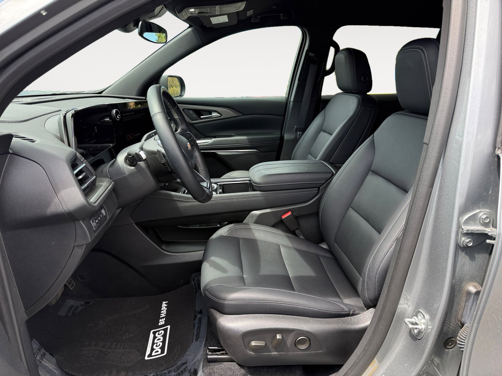 Used 2025 Chevrolet Traverse LT image 10