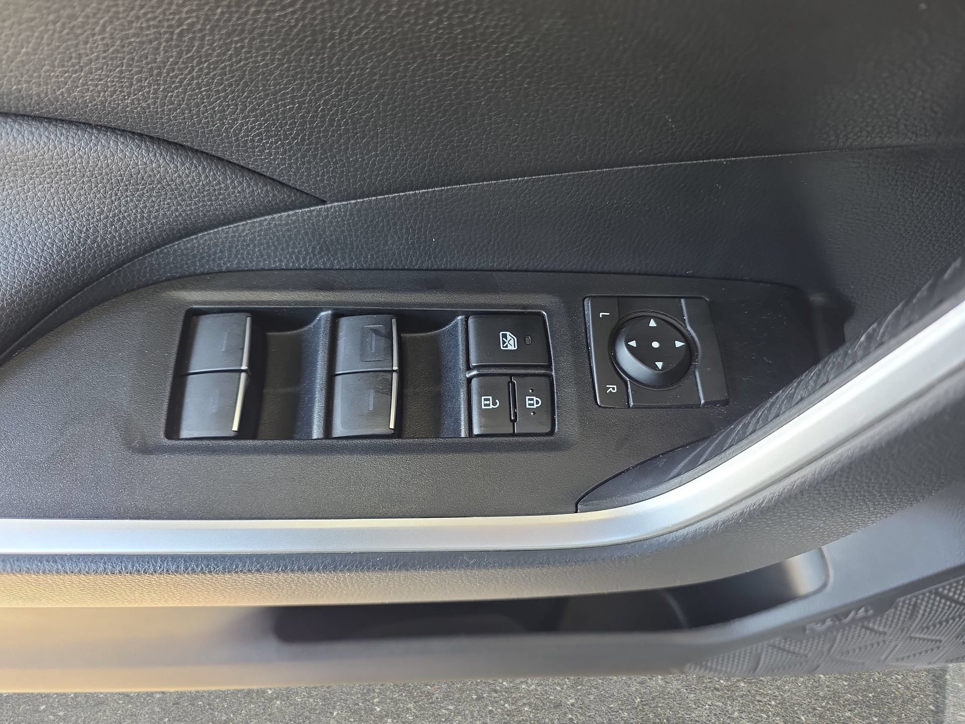 Used 2023 Toyota RAV4 XLE w/ Convenience Package FWD image 27