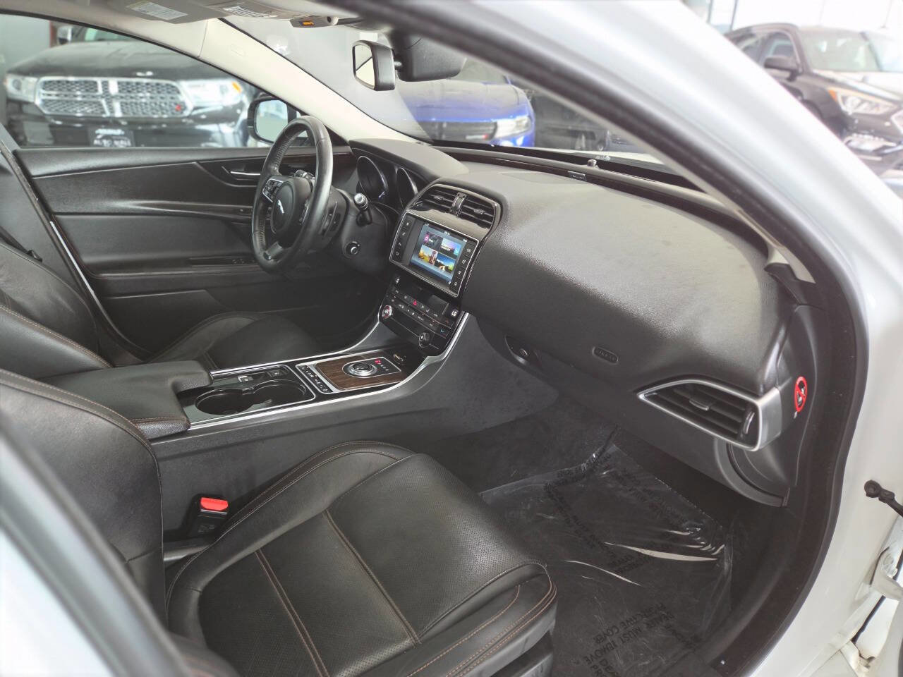 Used 2017 Jaguar XE Prestige RWD image 25