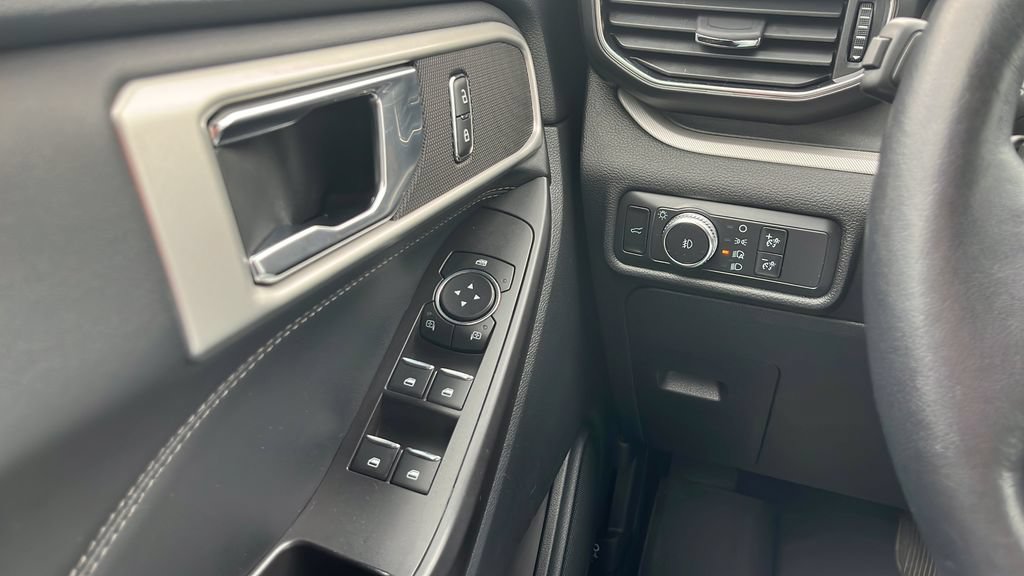 Used 2020 Ford Explorer XLT w/ Equipment Group 202A AWD/4WD image 17