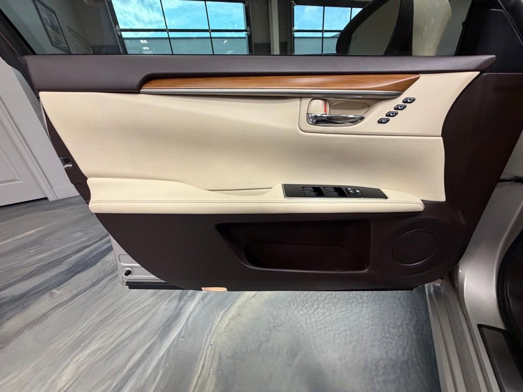 Used 2017 Lexus ES 300h w/ Luxury Package image 56