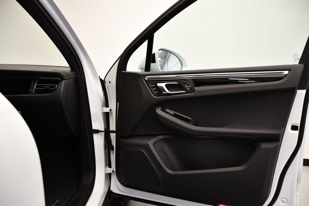 Certified 2026 Porsche Macan AWD/4WD image 47