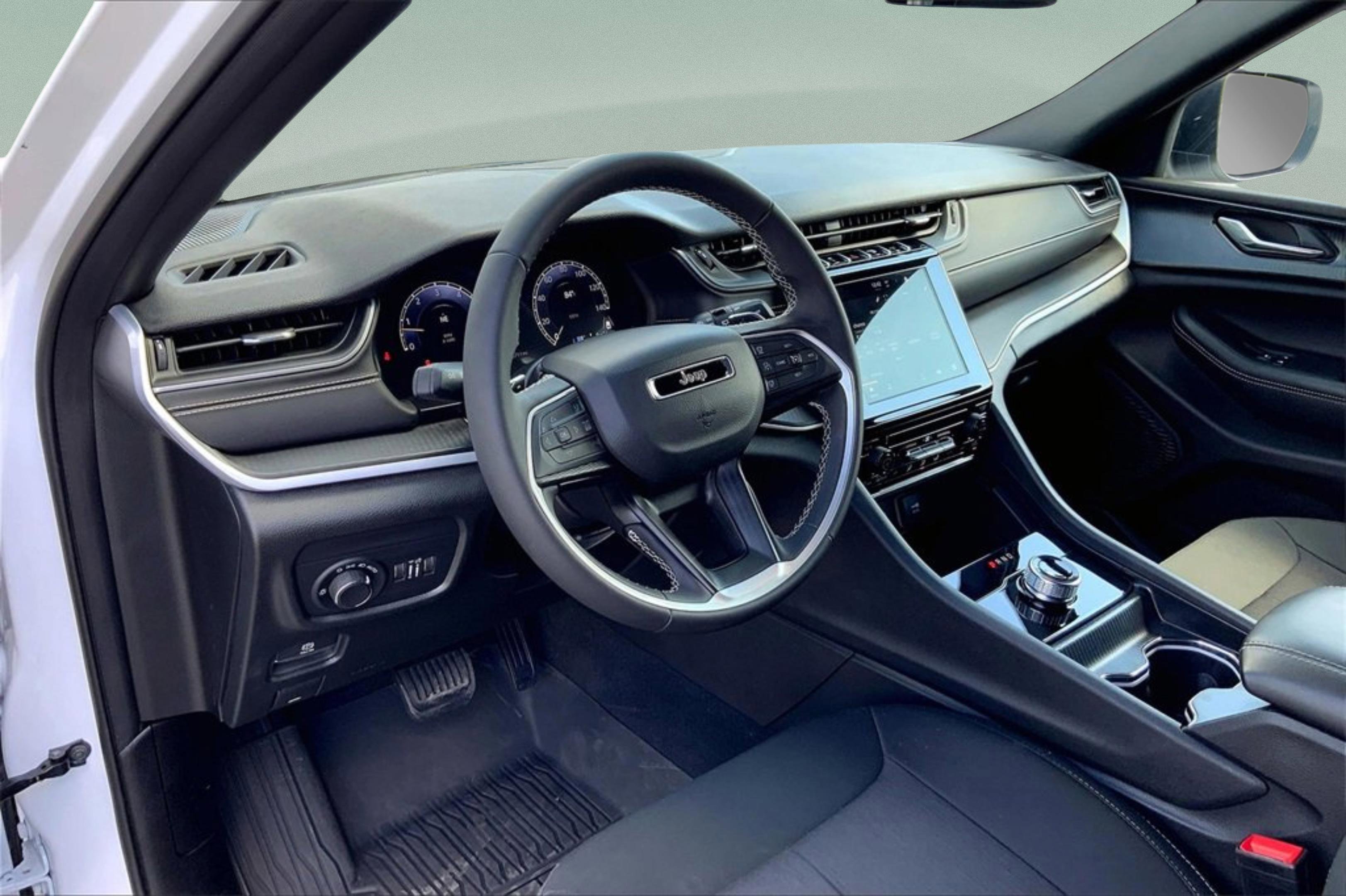 Used 2025 Jeep Grand Cherokee Laredo X image 15