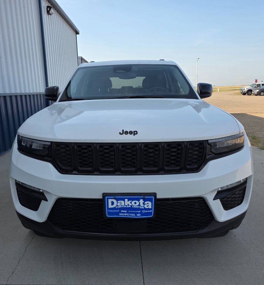 Used 2023 Jeep Grand Cherokee Limited w/ Black Appearance Package AWD/4WD image 3