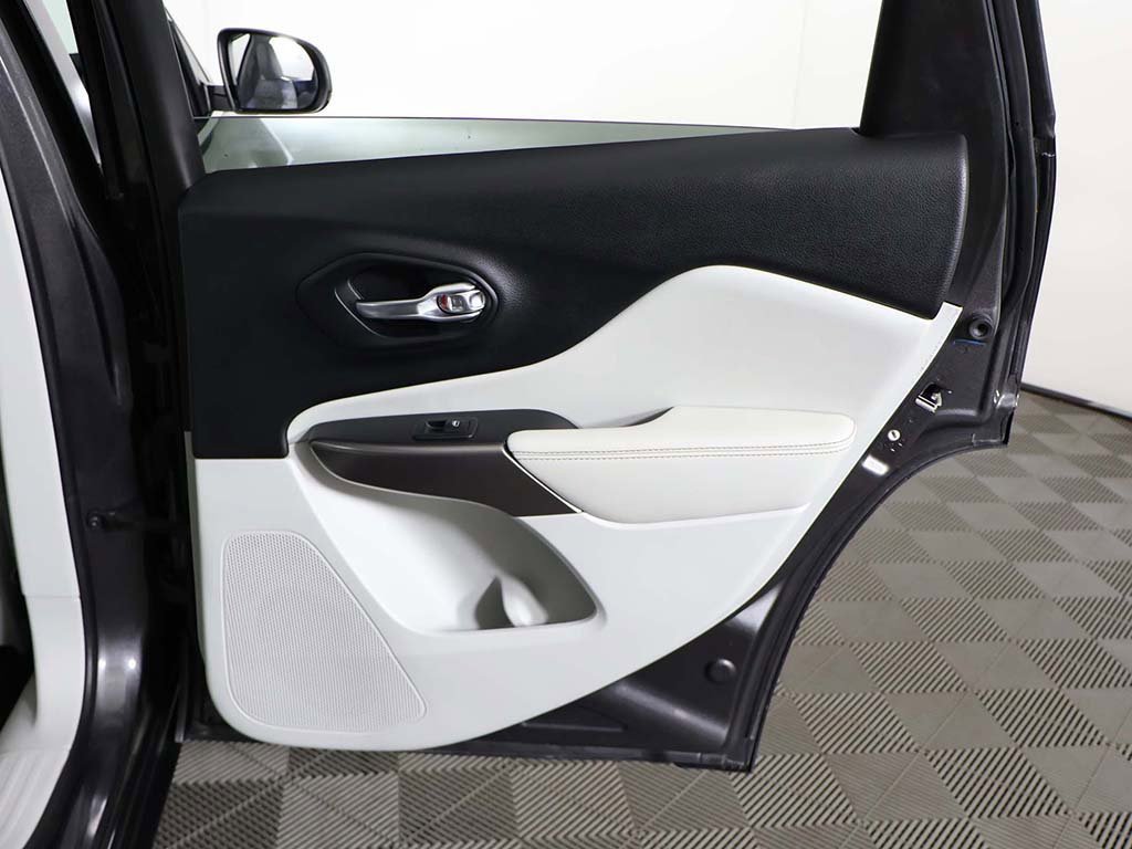 Used 2019 Jeep Cherokee Overland w/ Technology Group image 30