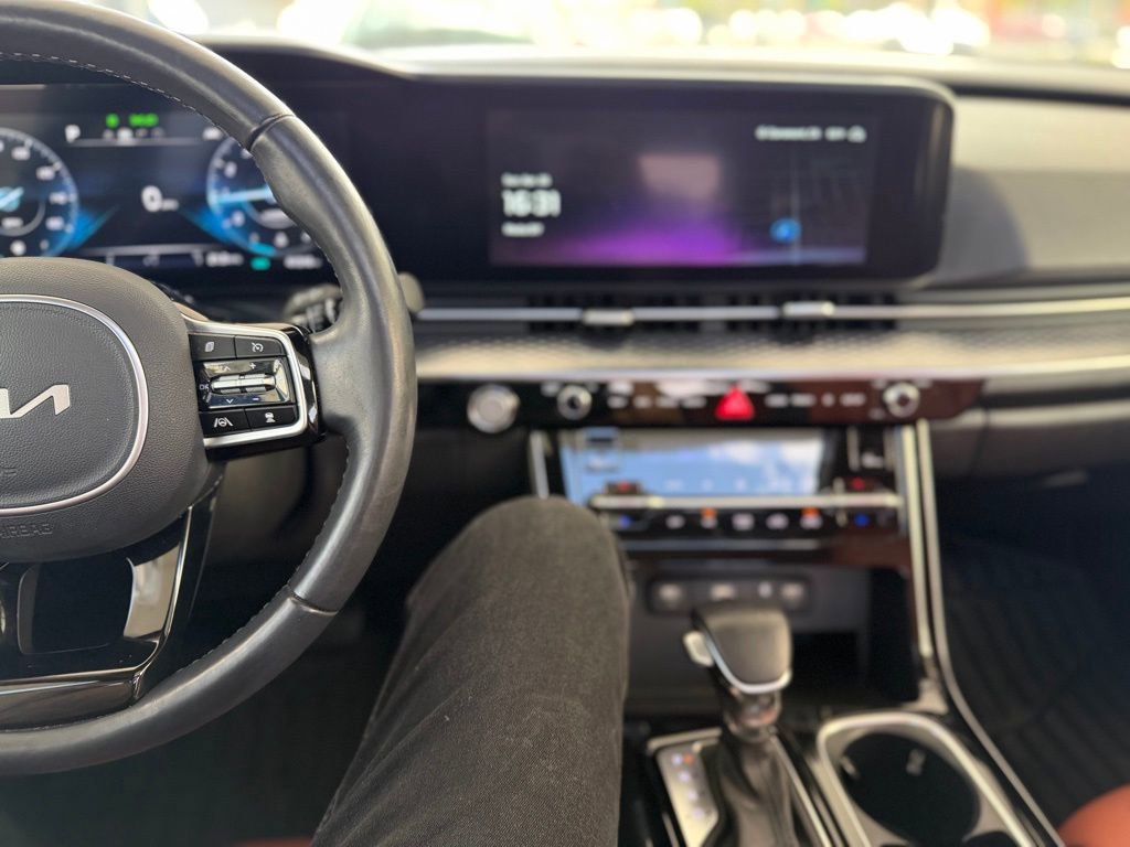 Used 2023 Kia Carnival SX Prestige FWD image 8