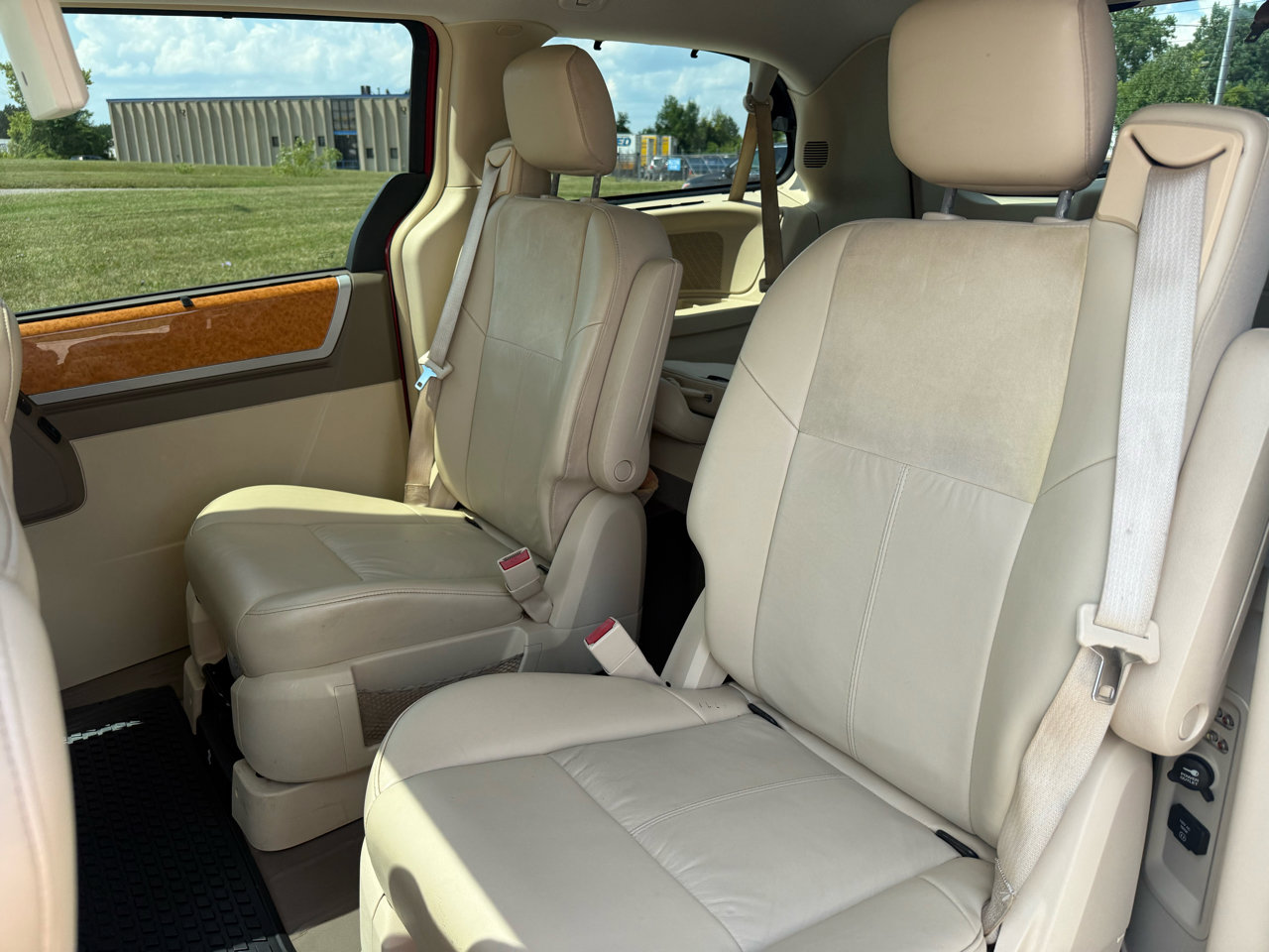 Used 2009 Chrysler Town & Country Limited w/ Entertainment Group #3 image 17