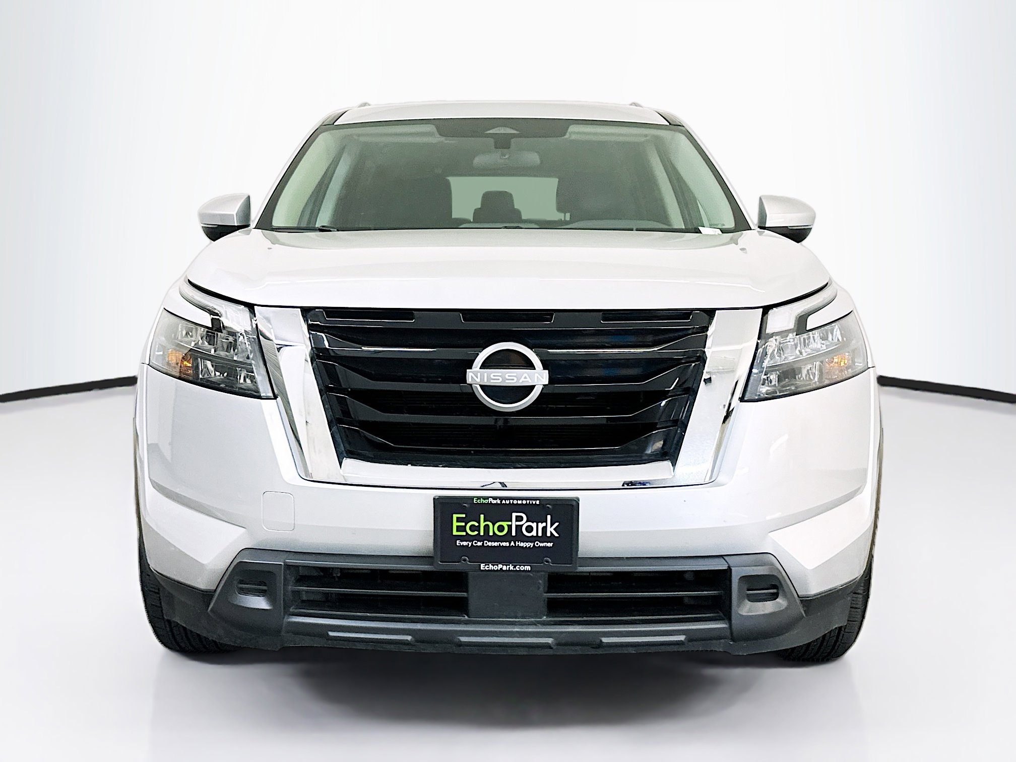 Used 2025 Nissan Pathfinder SV image 2