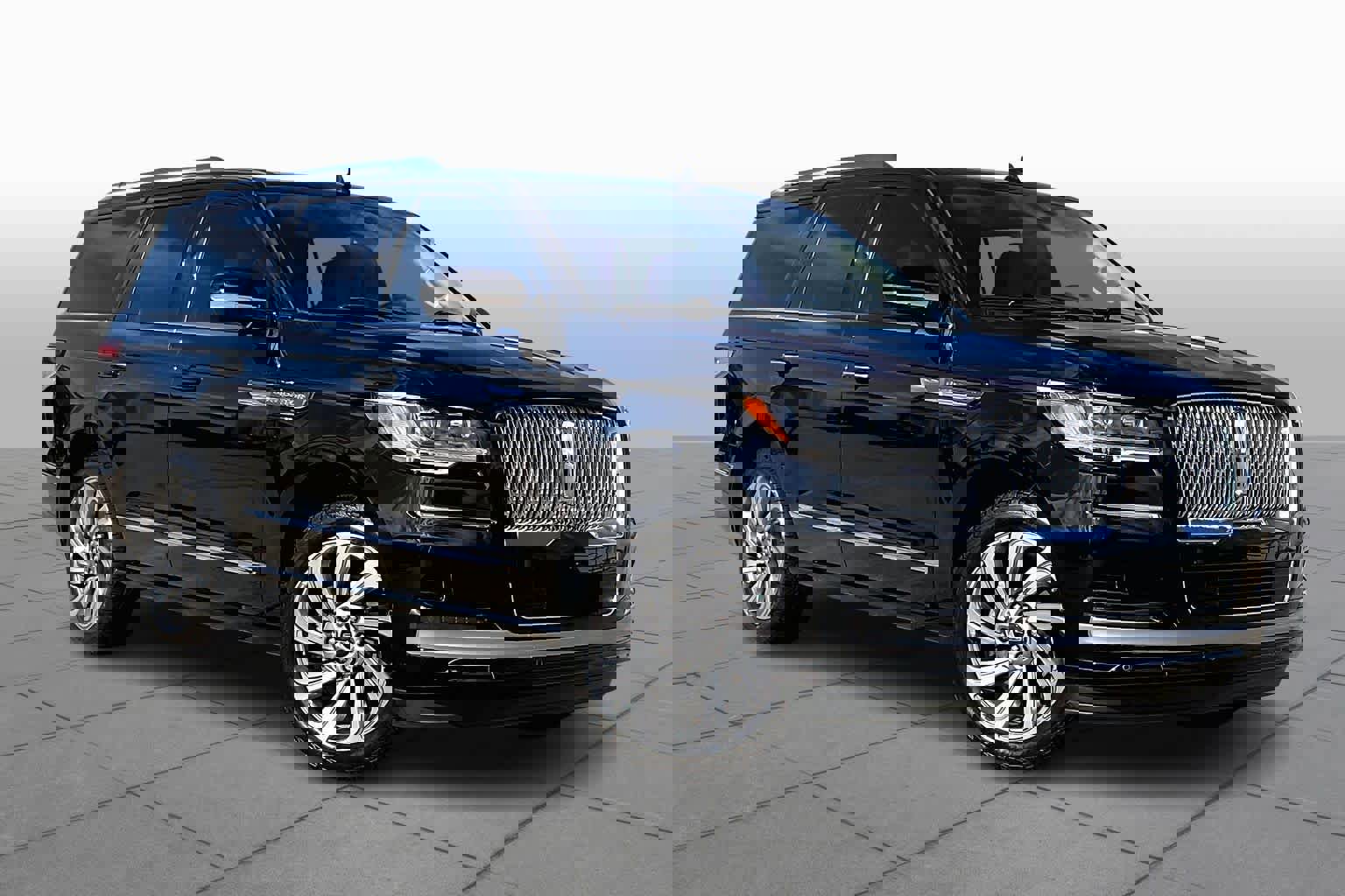 Used 2023 Lincoln Navigator Reserve image 2