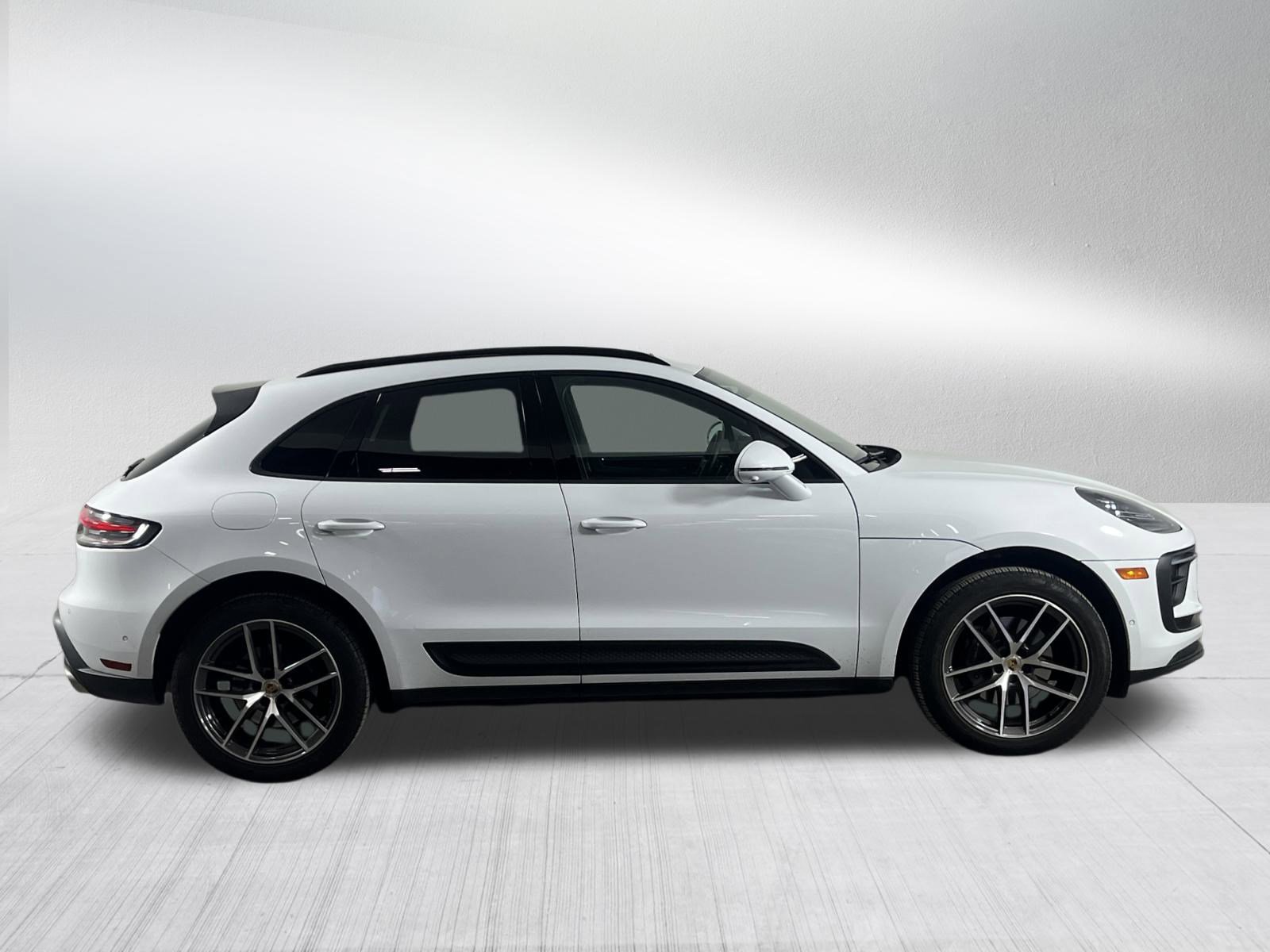 Used 2022 Porsche Macan w/ Premium Package Plus image 8
