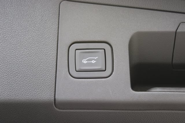 Used 2018 Cadillac XT5 Luxury w/ Driver Awareness Package FWD image 8