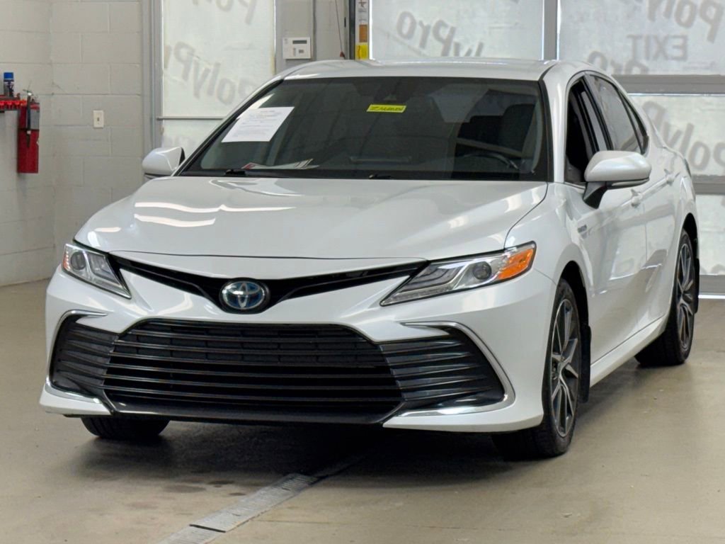Used 2021 Toyota Camry XLE FWD image 3