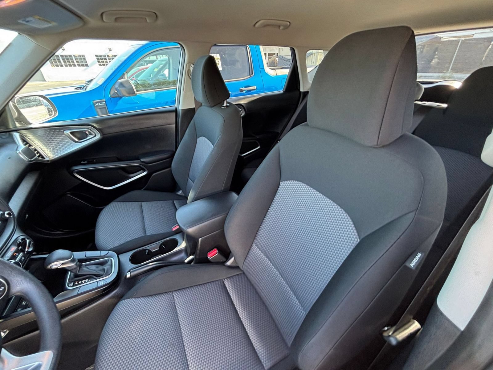 Used 2025 Kia Soul LX w/ LX Technology Package FWD image 36