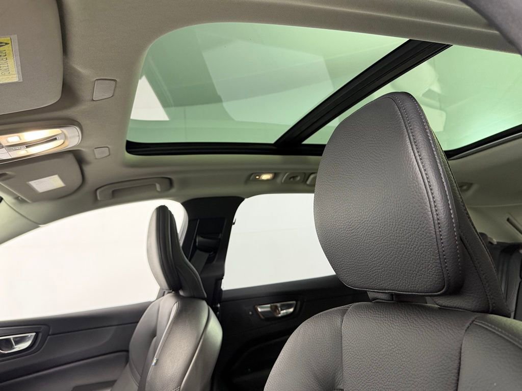 Used 2025 Volvo XC60 B5 Plus image 30