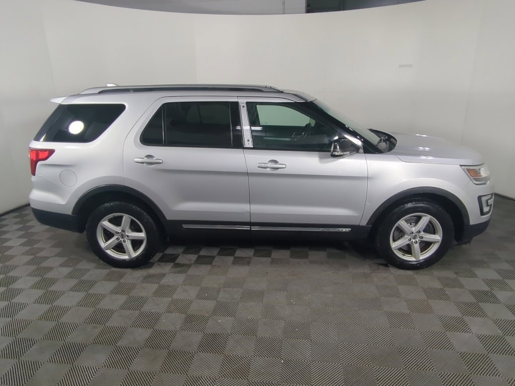 Used 2017 Ford Explorer XLT w/ Equipment Group 202A image 9