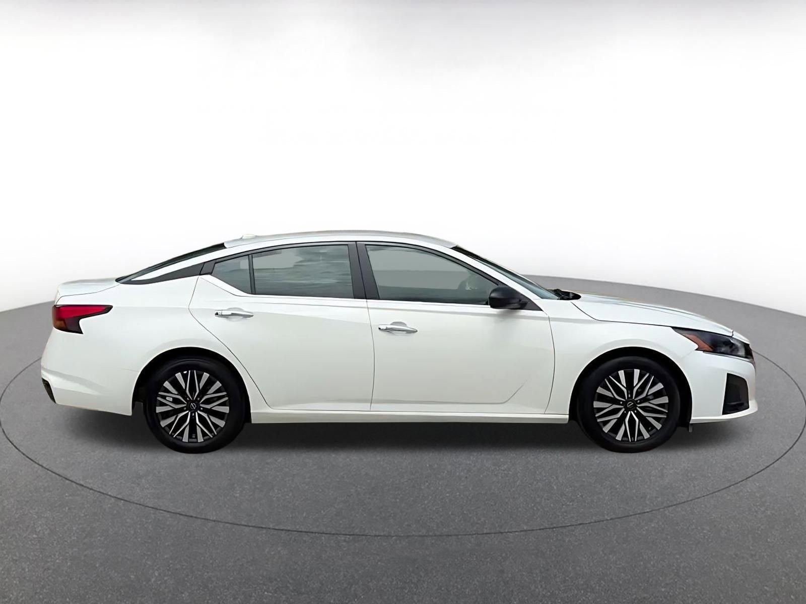 Used 2025 Nissan Altima 2.5 SV FWD image 16