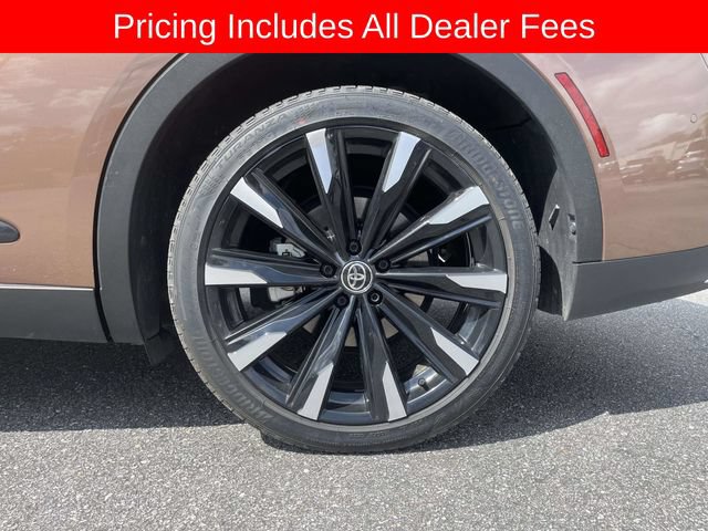 Used 2025 Toyota Crown Platinum AWD/4WD image 9