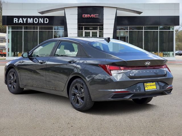 Used 2023 Hyundai Elantra SEL w/ Preferred Accessory Package FWD image 6