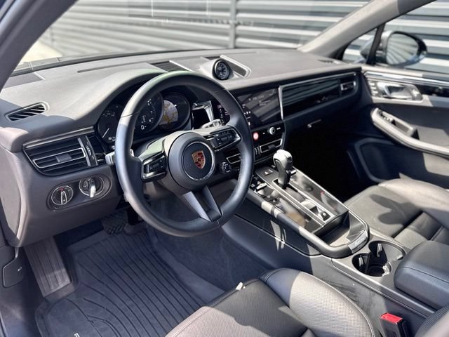 Certified 2026 Porsche Macan AWD/4WD image 4