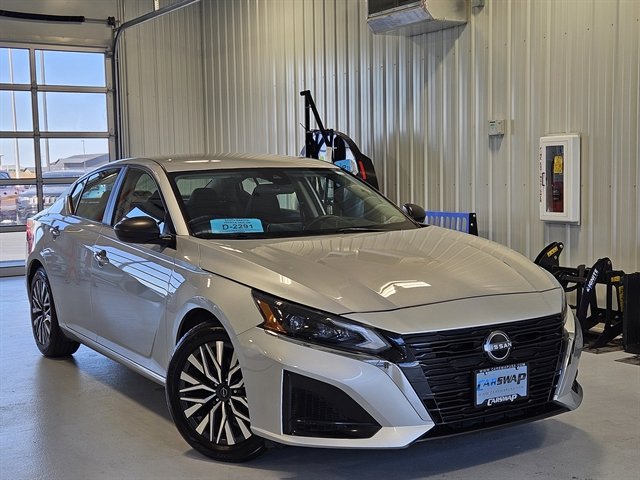 Used 2024 Nissan Altima 2.5 SV image 1