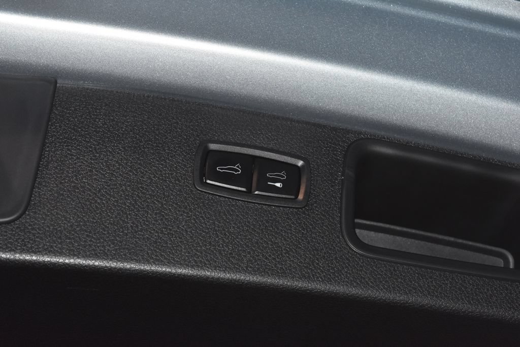 Certified 2026 Porsche Macan AWD/4WD image 34
