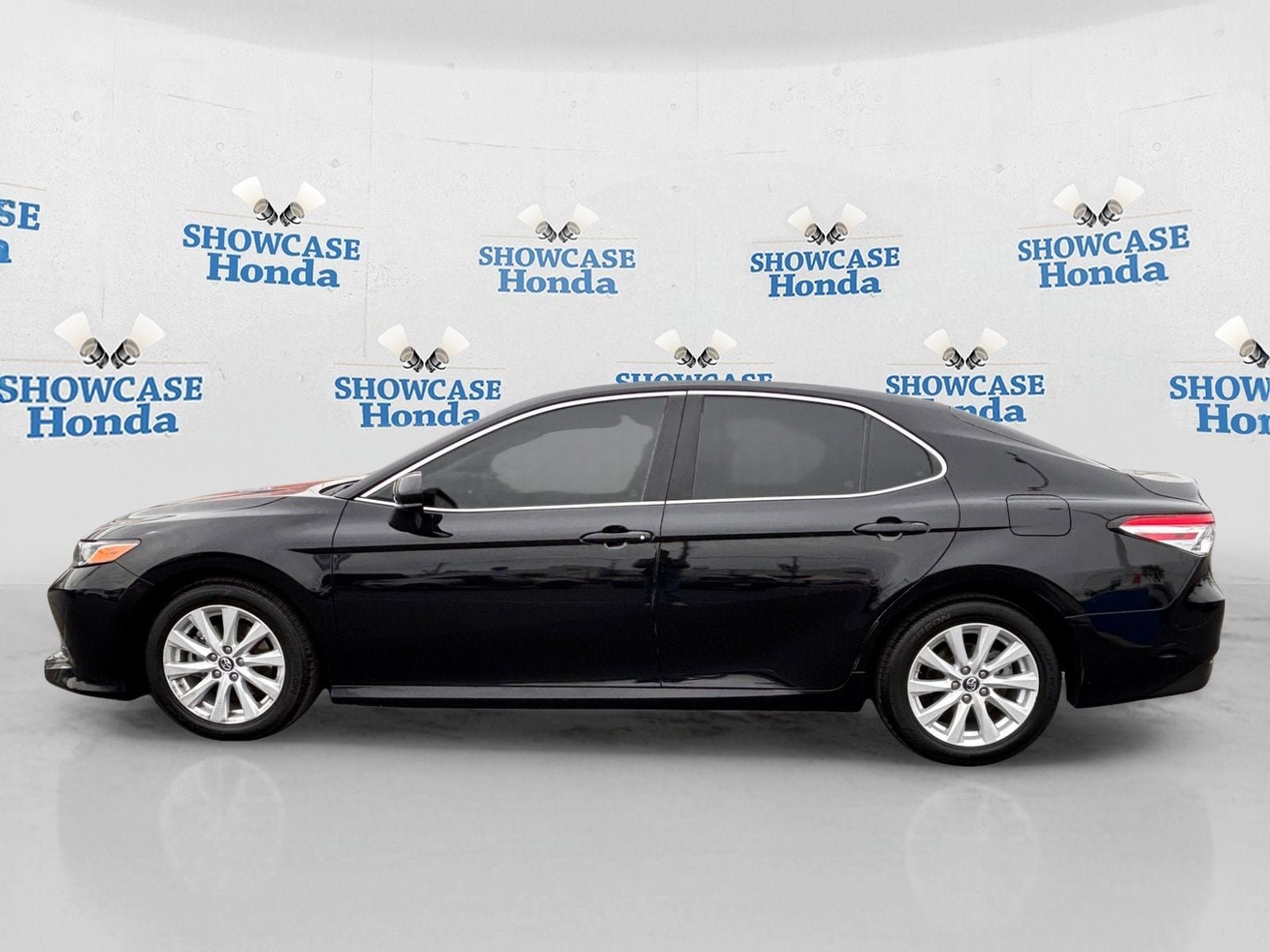 Used 2018 Toyota Camry LE FWD image 4
