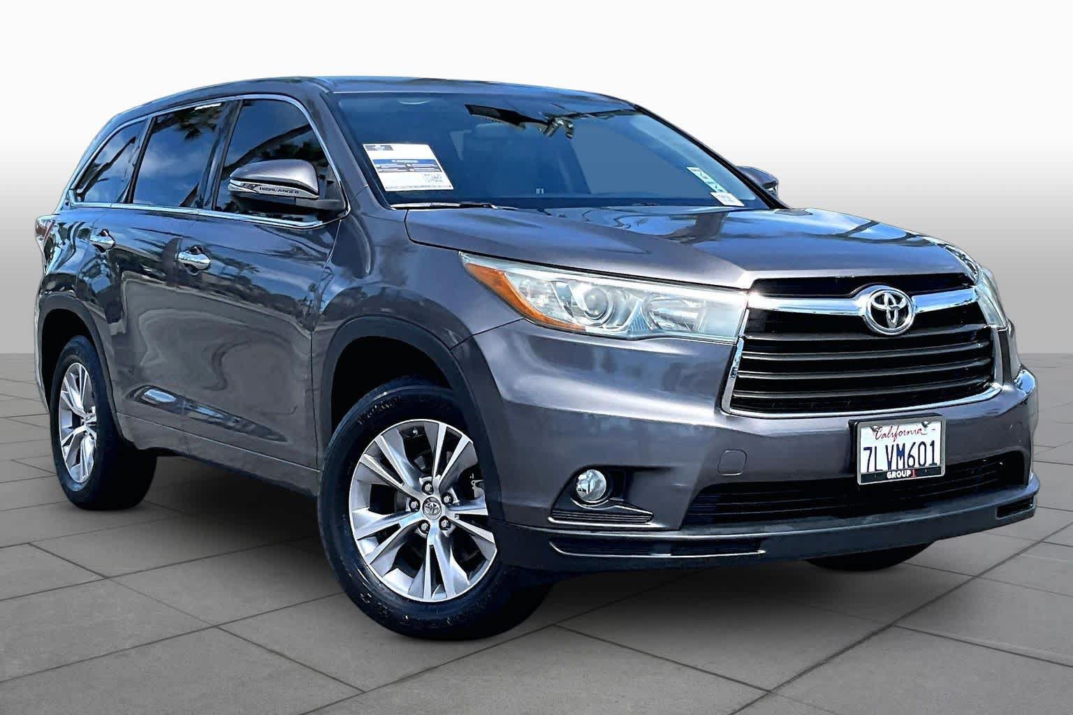 Used 2015 Toyota Highlander Plus FWD image 2