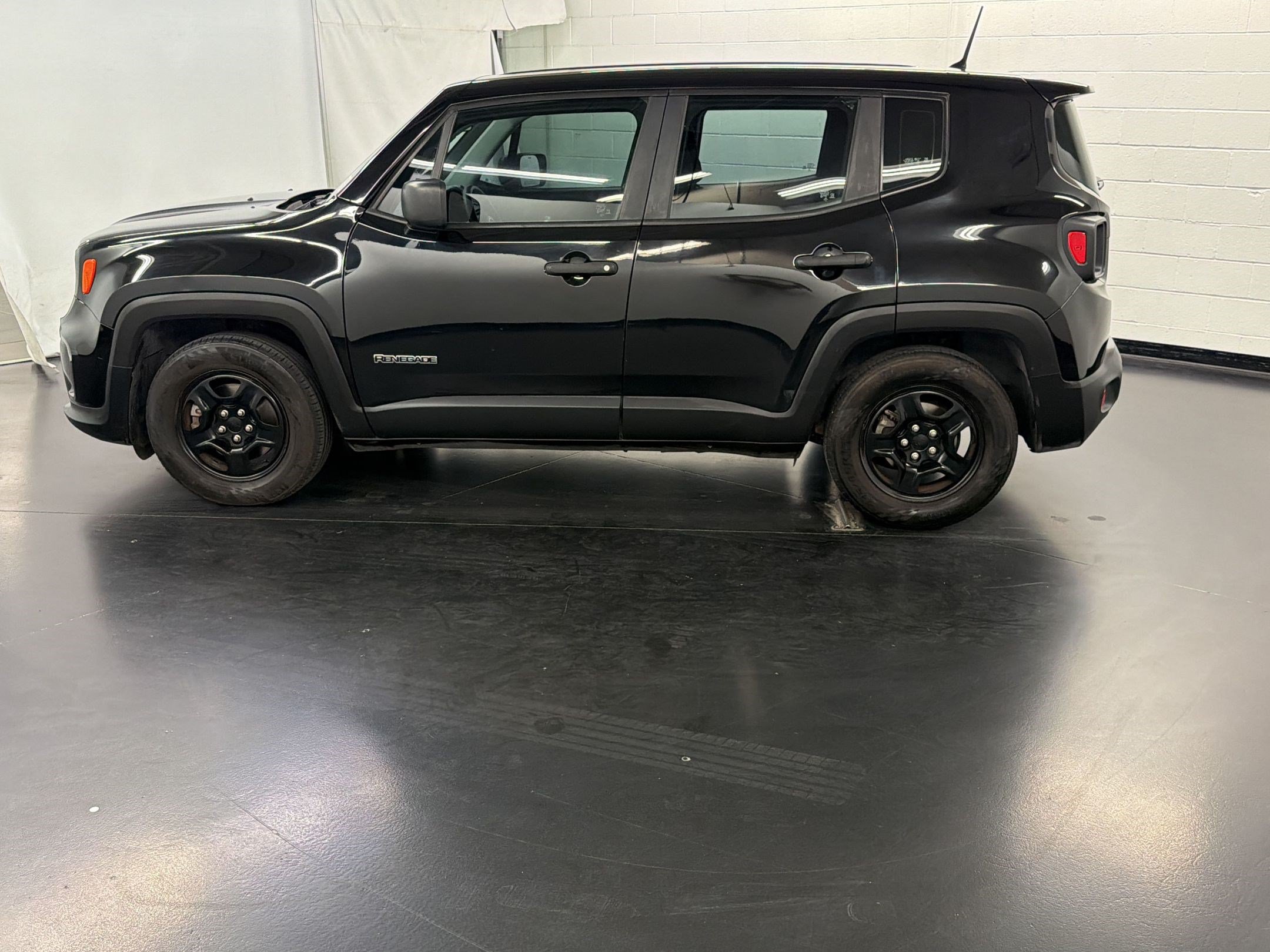 Used 2019 Jeep Renegade Sport FWD image 2