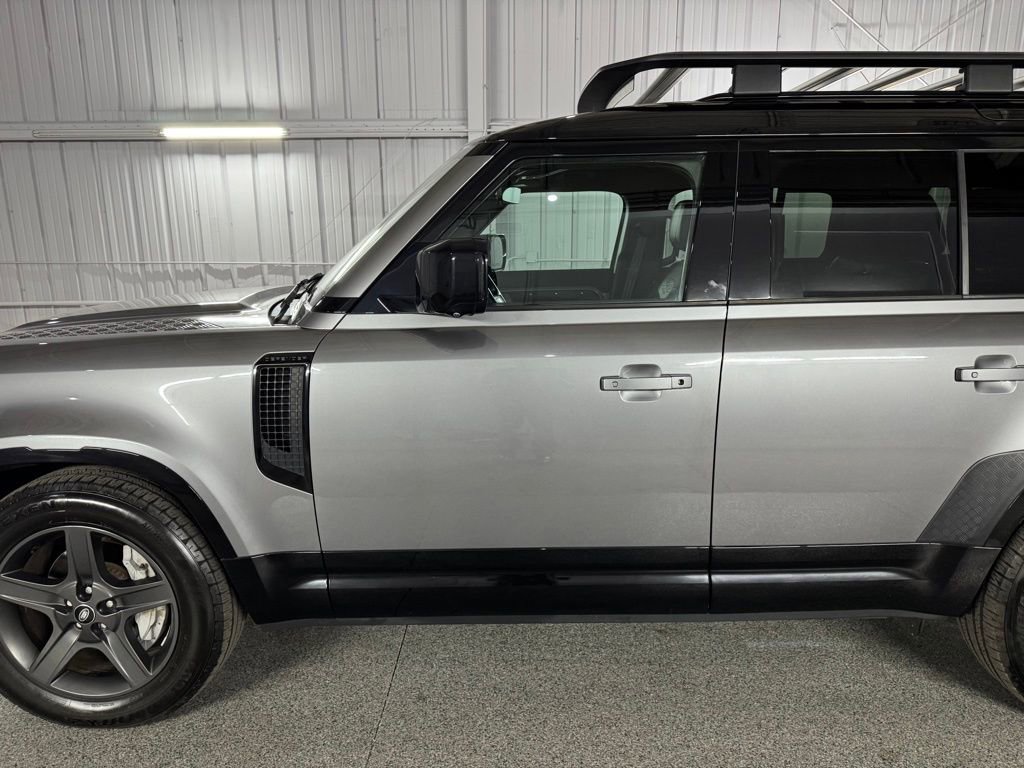 Used 2022 Land Rover Defender 110 X-Dynamic SE AWD/4WD image 17