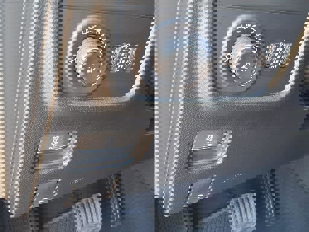 Used 2025 Jeep Grand Cherokee L Limited w/ Black Appearance Package image 39