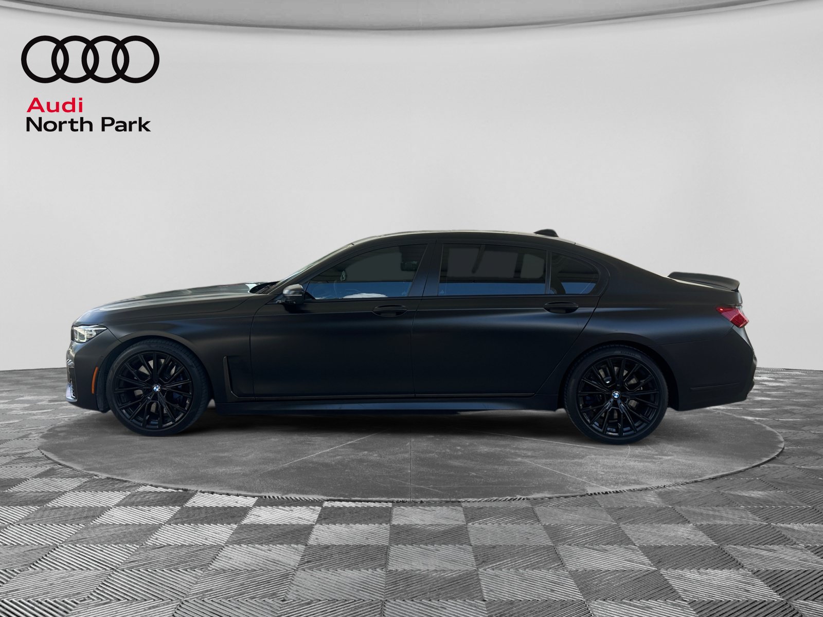 Used 2022 BMW 740i w/ M Sport Package RWD image 2