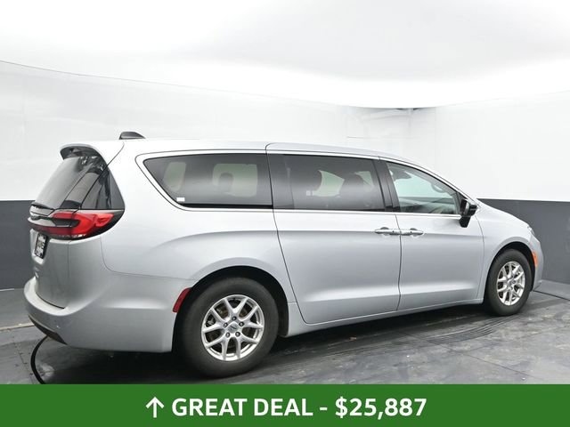 Used 2024 Chrysler Pacifica Touring-L image 12