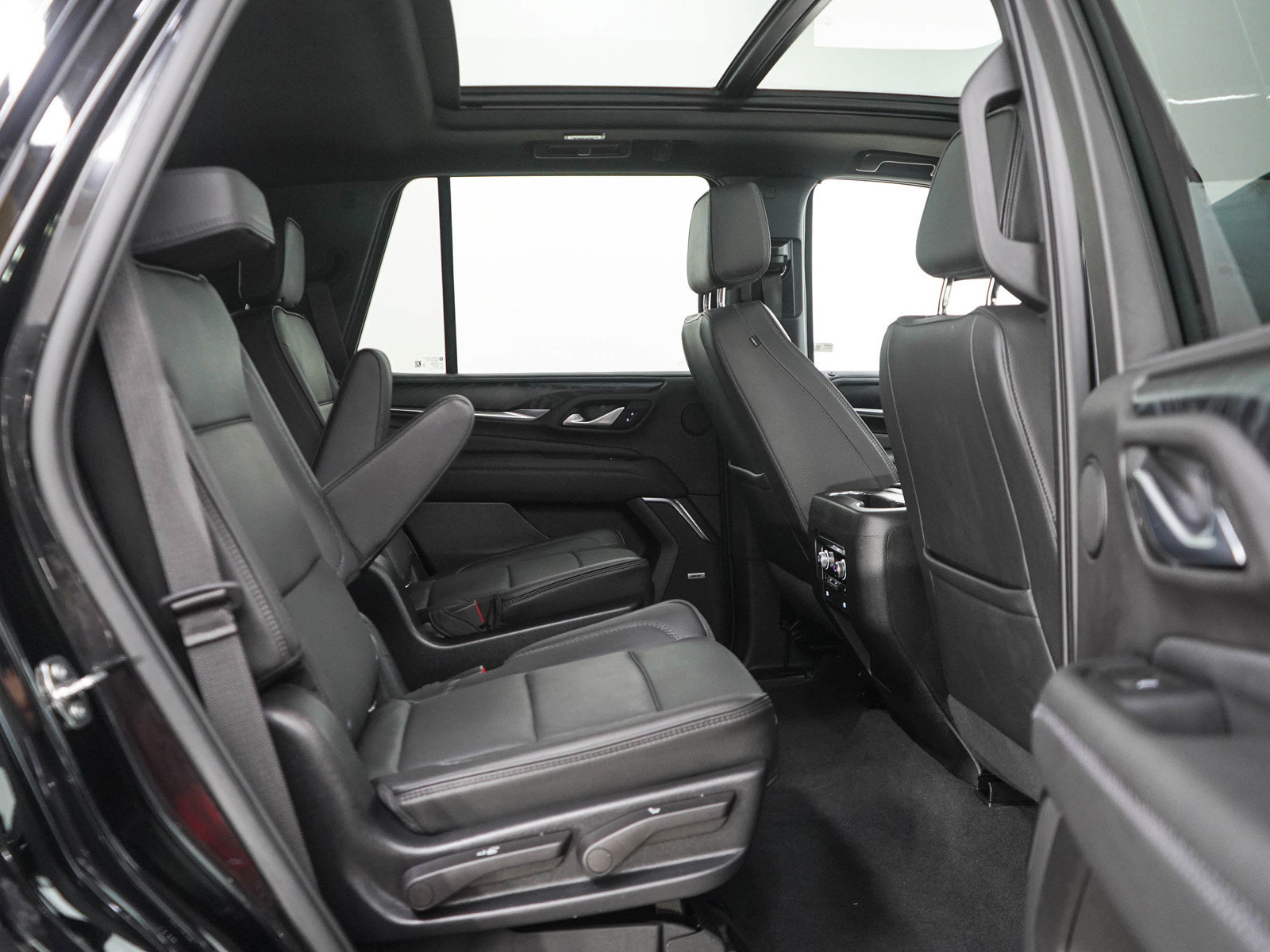 Used 2022 GMC Yukon Denali w/ Denali Premium Package AWD/4WD image 12
