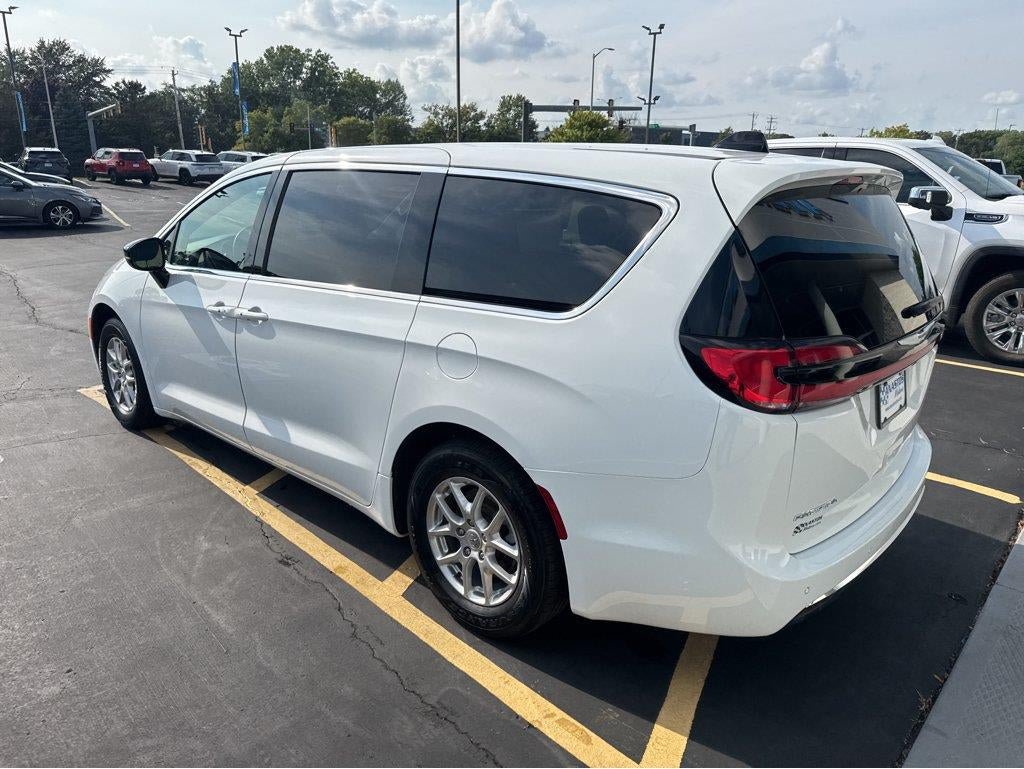 Used 2025 Chrysler Pacifica Select FWD image 11