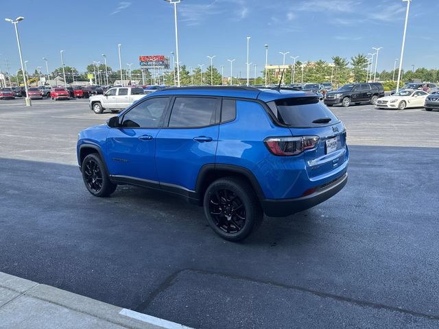 Used 2025 Jeep Compass Latitude w/ Convenience Group AWD/4WD image 3