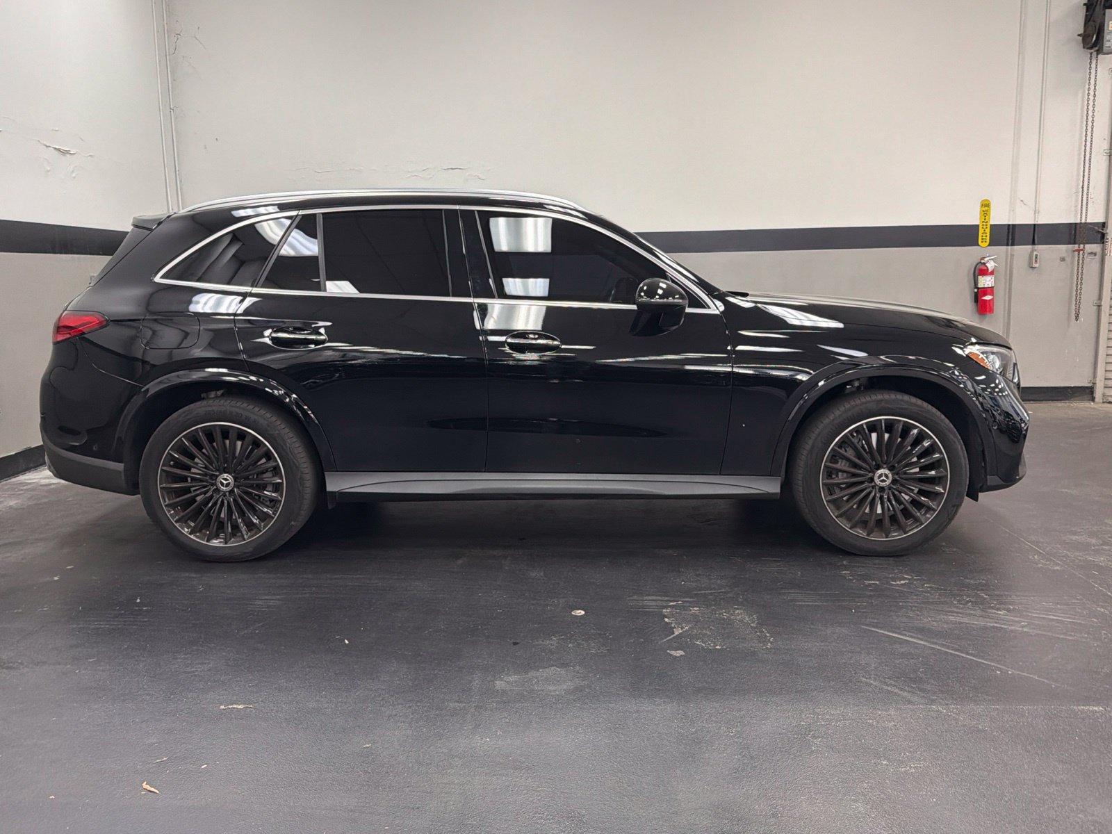 Used 2025 Mercedes-Benz GLC 350e 4MATIC image 3