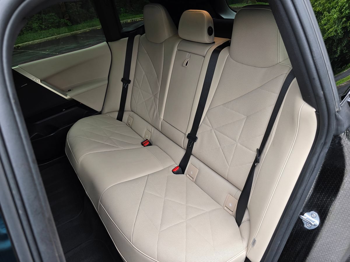 Used 2024 BMW iX xDrive50 w/ Sport Package AWD/4WD image 17