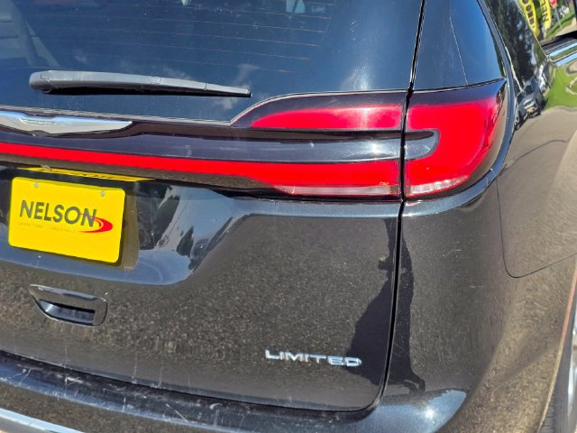 Used 2024 Chrysler Pacifica Limited FWD image 9