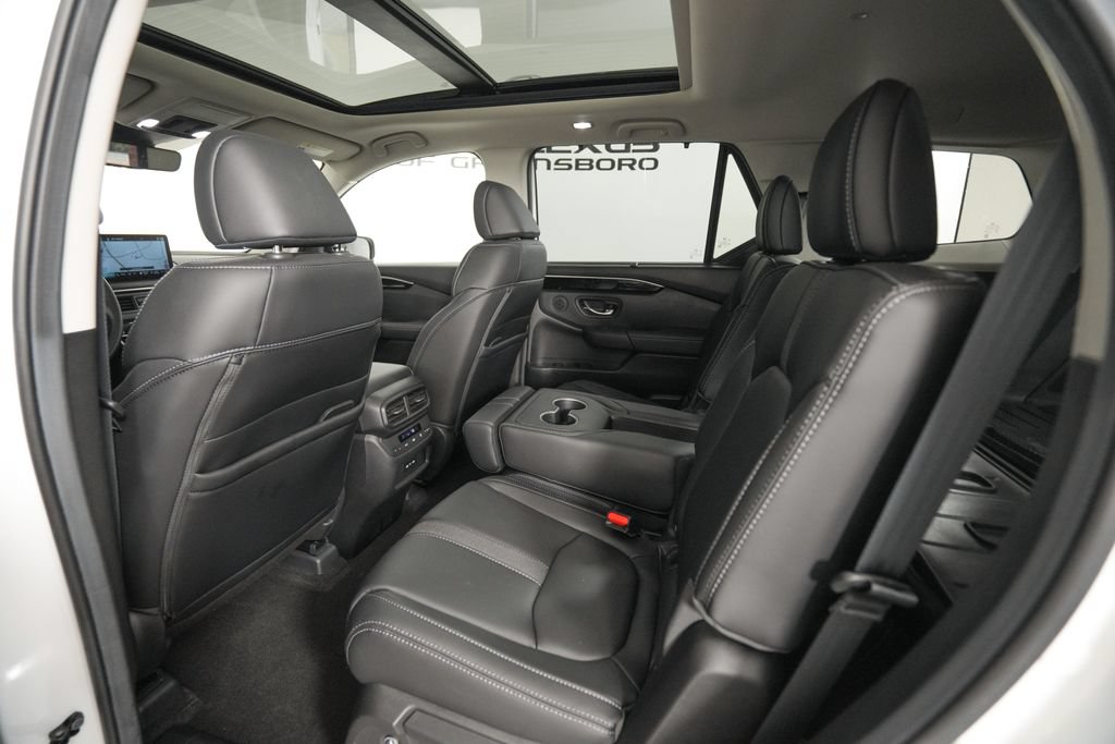 Used 2025 Honda Pilot Touring image 13