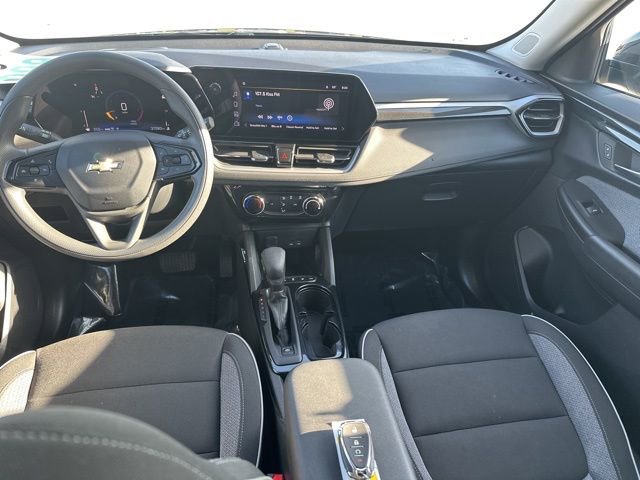 Used 2025 Chevrolet TrailBlazer LT AWD/4WD image 16