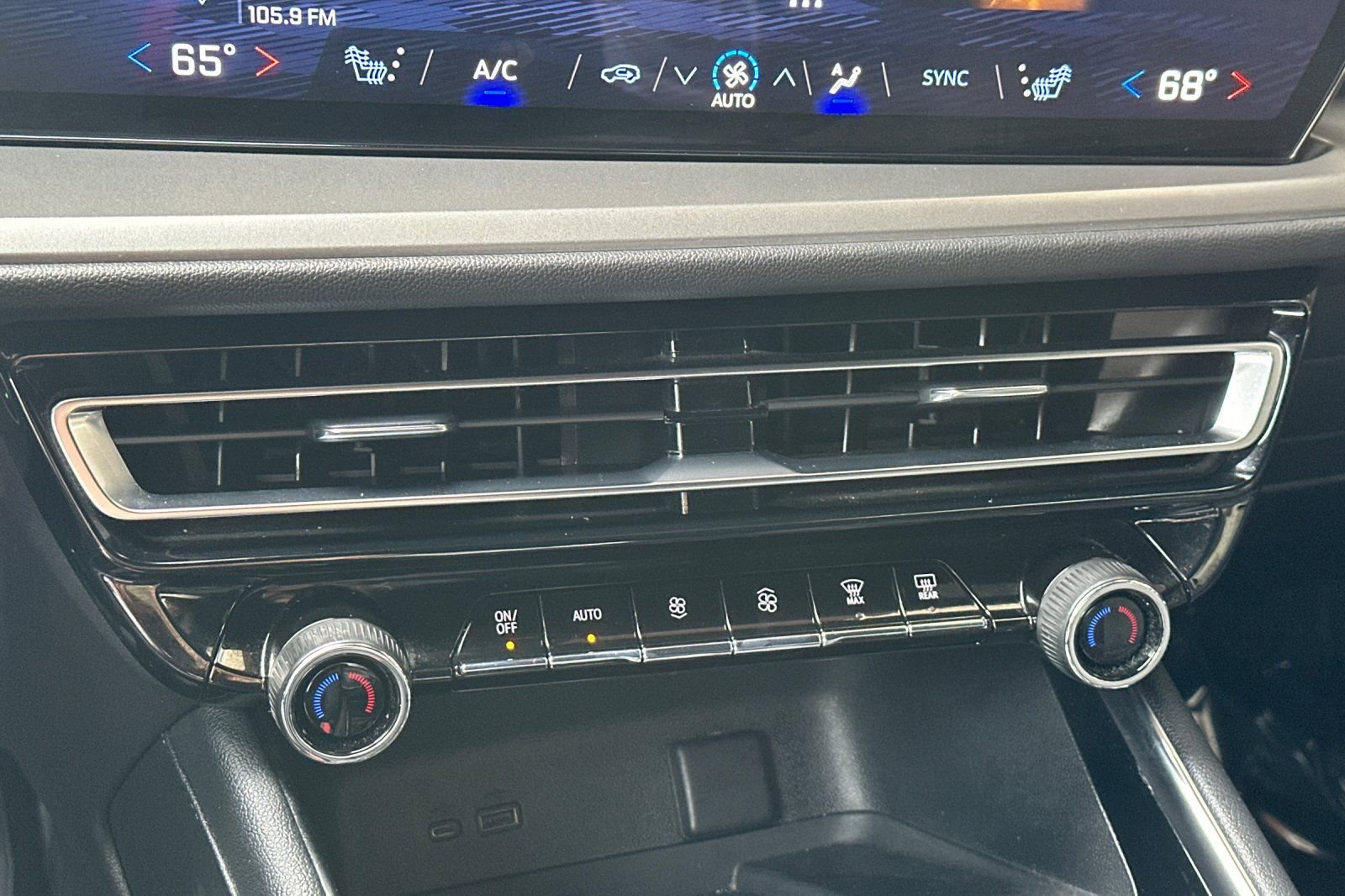 Used 2024 Chevrolet Traverse LT image 28