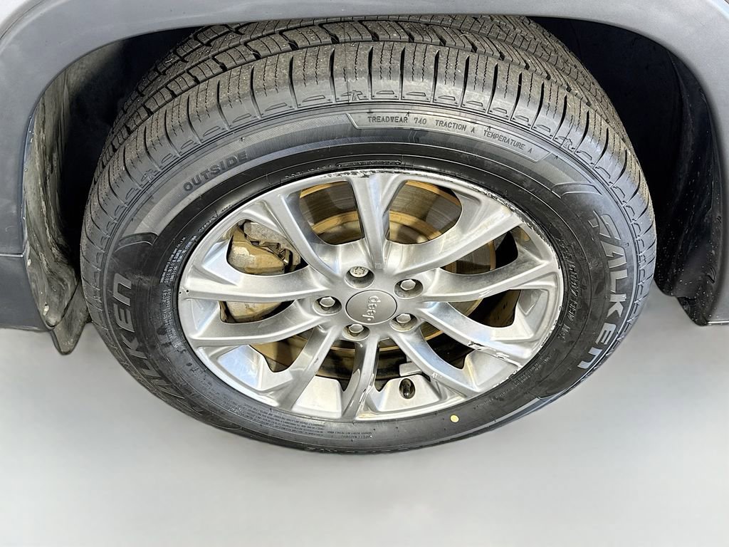 Used 2019 Jeep Cherokee Latitude Plus w/ Comfort/Convenience Group image 28