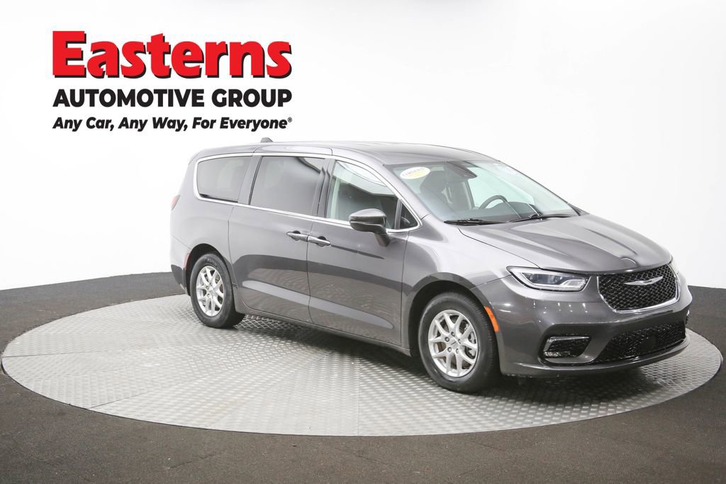 Used 2023 Chrysler Pacifica Touring-L FWD image 48