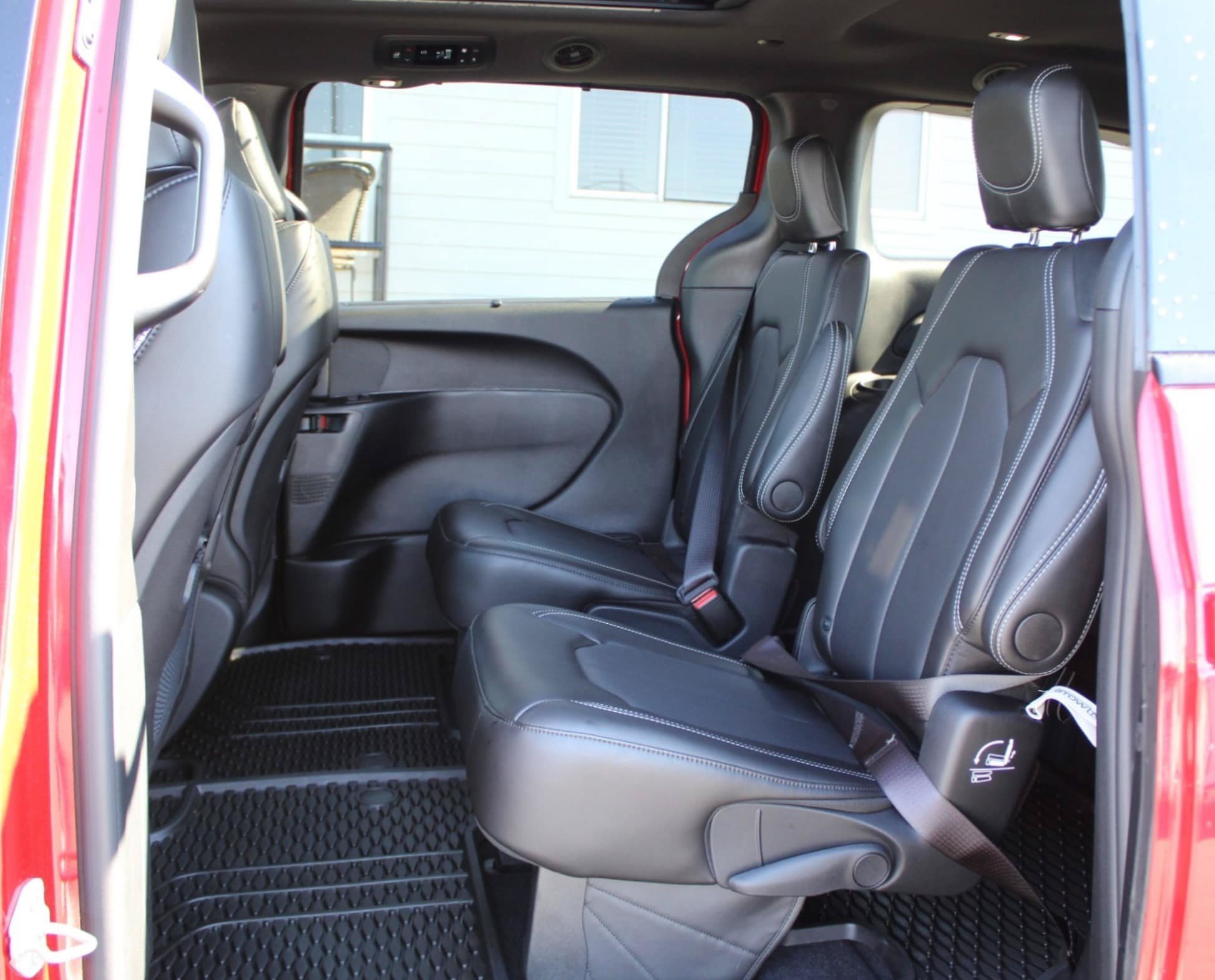 Used 2025 Chrysler Pacifica Select w/ Fav Edition Package FWD image 20
